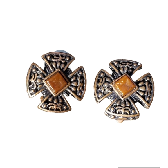 VINTAGE MK CO. RENAISSANCE REVIVAL STYLE COPPER COLORED CROSS CLIP ON EARRINGS - Picture 1 of 6